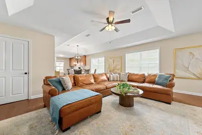 Image de Winterberry- Manor 3br King+Queen  85\"Tv  Base