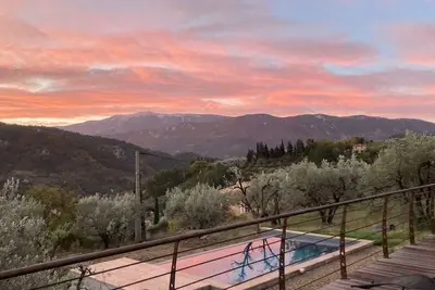 Image de Évasion provençale avec vue imprenable et piscine à débordement