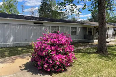 Image de 5 Star lake side cottage, Room for 6, fully equipped kitchen, deck with smoker