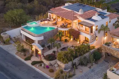 Image de 6 Br Cabo Villa + Private Pickleball & Pool +Views