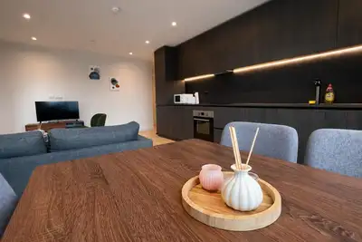 Image de Industrial Luxe 2br Designer Flat near Victoria