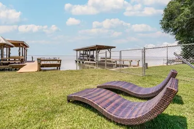 Image de Lakefront Livingston Retreat w Dock & Fire Pit!