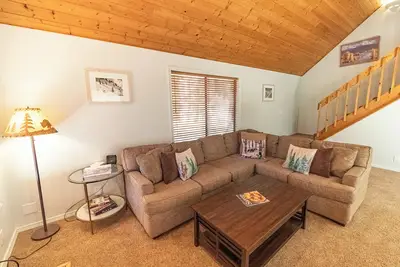 Image de Located near Sharc, walking trails, & eateries, Ht