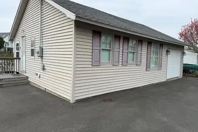 Image de Waterfront 1-bedroom cottage with dock in charming Fairfield