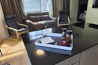 Image de In the heart of Toronto's Entertainment district with a lake view family abode.