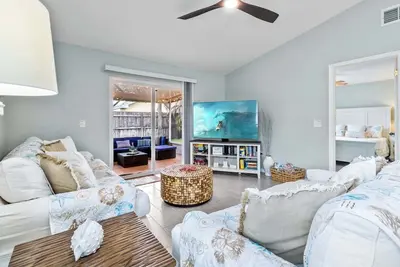 Image de Indialantic Oasis | 2br, Outdoor Screened-in Patio & Bbq Grill! 🌴🌊