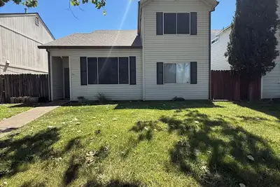 Image de Spacious family home with game room and fenced  yard.