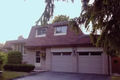 Image de Storybook 3-Bedroom Farmhouse: A Hidden Gem in Tranquil Toronto