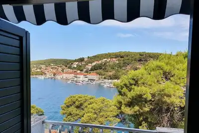Image de Appartement de deux chambres avec le balcon et la vue sur le mer Jelsa, Hvar (A-25835-a)