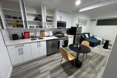 Image de Fort Abode- 1 bedroom basement with seperate entrance and heating