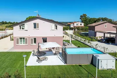 Image de Joli appartement avec piscine privée, climatisation, Wifi, Tv, terrasse et animaux admis