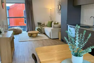 Image de Modern 3-Level Stay: Free Parking & Close to Shops