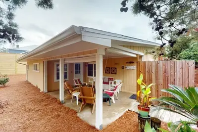 Image de Sunshine Cottage Walking Distance to Beach