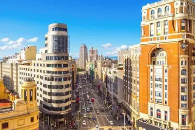Image de Experience Madrid from a Prime City-Center Apartment