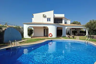 Image de 5 bedroom villa with pool for vacation in Armação de Pêra