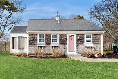 Image de Quaint Chatham home w/beautiful backyard & furnished multi-level deck, dogs Ok