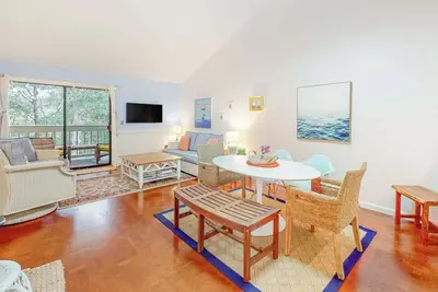 Image de Charming second-floor retreat with a full kitchen and balcony view