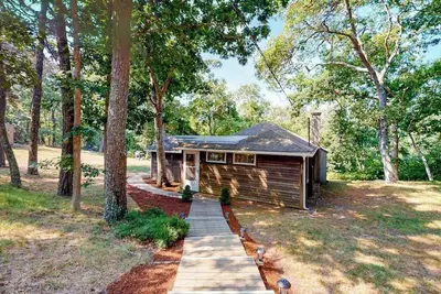 Image de Darling, secluded cottage with large yard - walk to Chatham & Lighthouse Beach