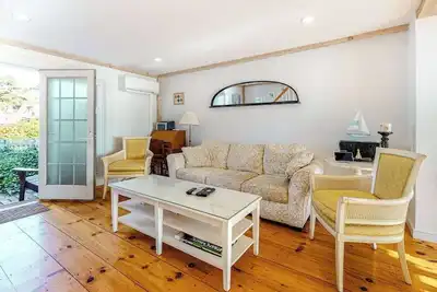 Image de Upscale cottage in the heart of South Cape Cod, walk to beach & marketplace