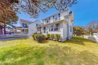 Image de 2-story home near downtown & beach with grill, outdoor shower, W/D, & backyard