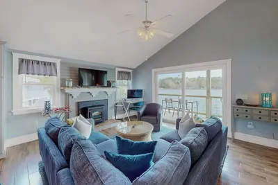 Image de Stunning lakefront home with kayaks, games, & amazing deck views - dog-friendly