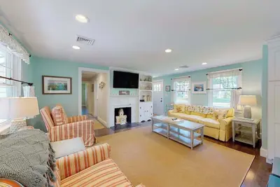 Image de Remodeled home w/beach pass & new furnishings on 1-acre parcel - steps to lake