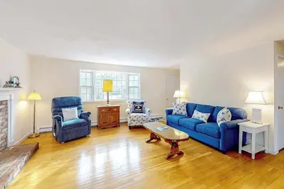 Friendly retreat with a deck, Ac, and board games - stellar central location