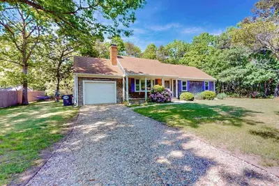Image de Newly renovated ranch with a private yard & central location