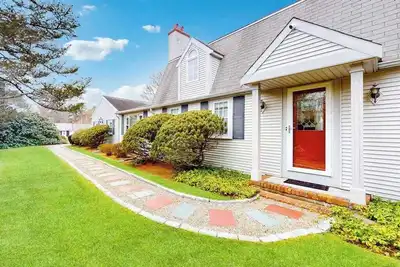 Image de Traditional coastal home with large yard, gazebo, grill, smart TVs, washer/dryer