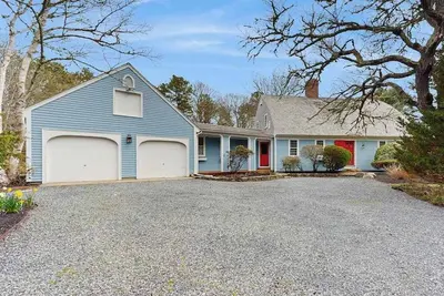 Image de Cozy family retreat with kayaks, board games, Ac, and beach access