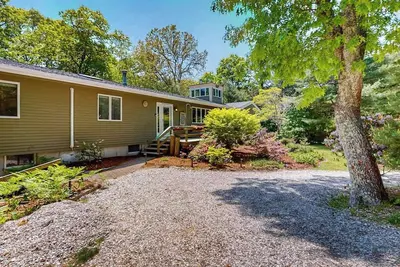 Image de Updated ranch house with amazing deck & yard - 1 mile to the beach