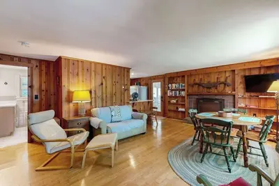 Image de Newly updated lakefront cottage with screened porch, large yard & kayaks