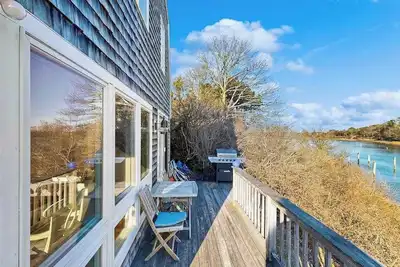 Image de Breathtaking Riverfront Home with a Lovely Deck, Close to Beach - Dogs Ok