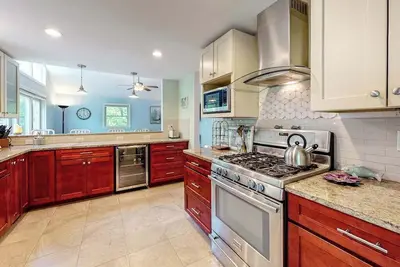 Image de Dog-friendly home with great deck & association beach on Mashpee Pond