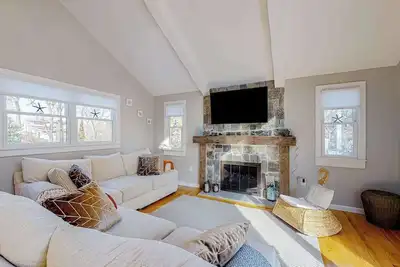 Image de New Seabury home, spacious deck, outdoor shower, near Golf club