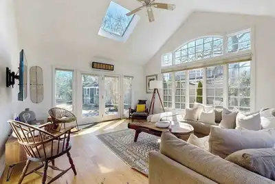 Image de A well-appointed getaway near beach, Wifi, Gas grill, Fireplace