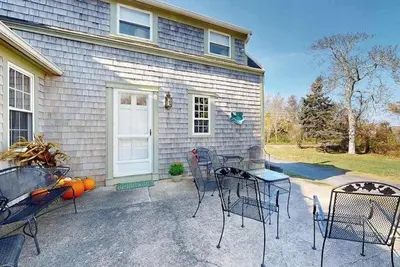 Image de Classic Cape Cod beauty with patio, grill, & office - minutes to beach