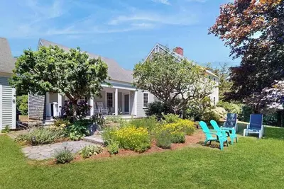 Image de Two-story home w/new kitchen, washer/dryer, large yard, & pool table