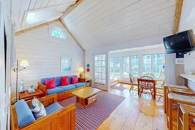 Image de Charming Seaside Cottage Central to the Beach and New Seabury Resort Community