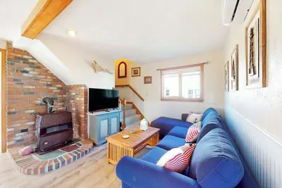 Image de Dog-friendly coastal home steps from beach with grill, firepit, & washer/dryer