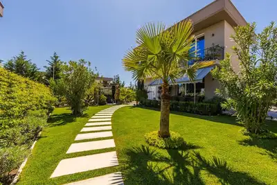 Image de Coastal Bloom Villa | Garden & Bbq by PikHost