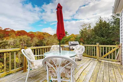 Image de Cozy home close to the beach with deck, porch, W/D, & foosball table
