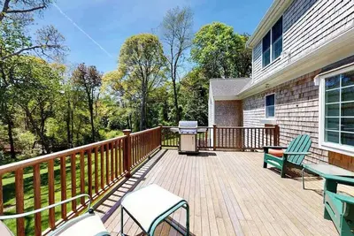 Image de Spacious home with huge deck & tree-lined yard, grill, & WiFi - great location