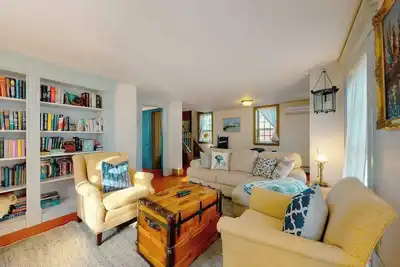 Image de Beautifully Remodeled Classic Beach Home on Cape Cod Rail Trail