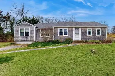Image de Skaket Beach escape: Corner-lot home with big yard - walk to Warm Bayside Shore