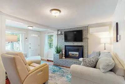 Image de Bright home steps from private beach with kayaks, dock & Onset Bay view