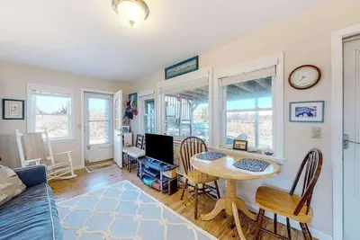 Image de Dog-friendly bay view cottage with a furnished porch, washer/dryer, & roof deck