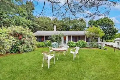 Image de Cozy quiet cottage: just a short walk to beach, Ac & screened porch