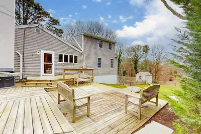 Image de Tranquil & sunlit home with peaceful yard, large deck, & fireplace - near beach