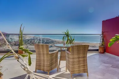 Image de Studio with Terrace Overlooking the Beach